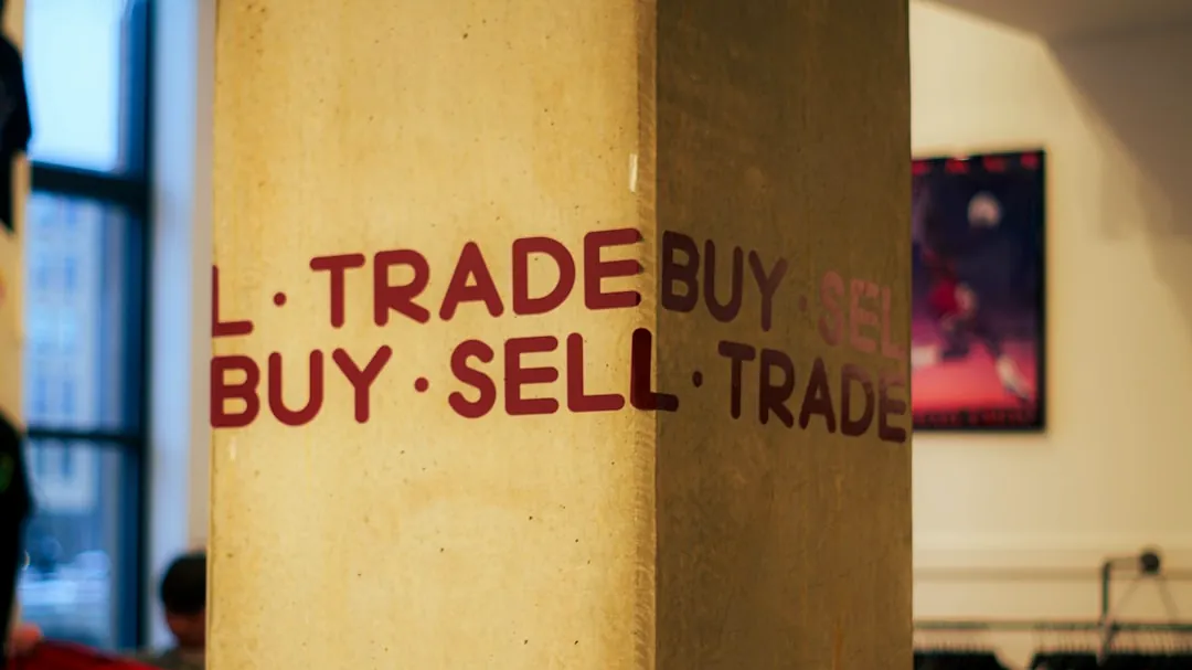 A sign that says i trade buy sell trade