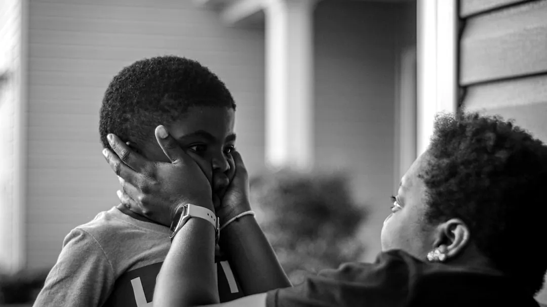 man in black crew neck t-shirt